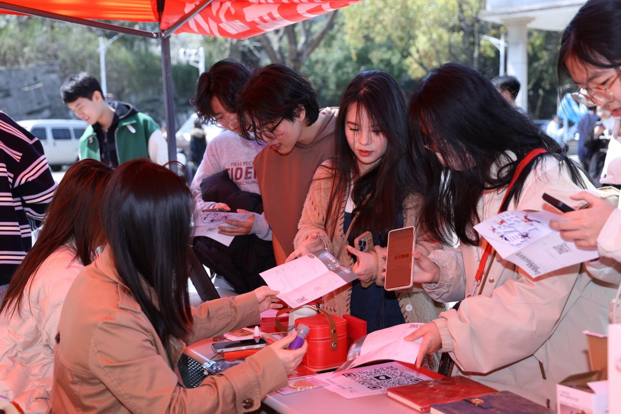 設(shè)計(jì)與藝術(shù)學(xué)院特色游園會(huì)暨周末文化廣場活動(dòng)舉行 企業(yè)管理咨詢賦能藝術(shù)創(chuàng)新